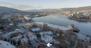 Tangen/Drammen – Sjarmerende skipperhus m/garasje beliggende ca. 100 meter fra kaia. Eiendommen har en koselig hage, skjermet uteplass, nydelig fjordutsikt og stort potensial.