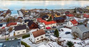 Hedensrud/Tangen/Drammen – Sjarmerende og koselig enebolig over 2 plan m/3 soverom. Skjermet solrik terrasse. Flott utsyn fra tomten. Peis. Dobbel garasje m/potensial. Stor hage bak boligen. Stor gårdsplass. Sentral beliggende m/nærhet til sjøen!