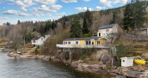 Tørkopp/Drammen – Koselig enebolig m/rett til bading, fiske og båtfeste ved eiendommen. Stor terrasse og praktfull utsikt over fjorden. P-plasser på tomt. 2 stuer, 2 kjøkken, 2 bad og 2 soverom. Sogner til Åskollen barneskole. Mulig å innløse festetomten!