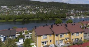 Gulskogen/Drammen – Lekker og påkostet 3(4) -roms rekkehusleilighet. Boligen har egen garasje, to markterrasser, fin hage, gode solforhold og utsikt til elven. Idyllisk, barnevennlig og sentralt beliggende. Nærhet til togstasjon og Gulskogen senteret!