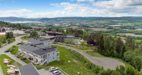 Utsikten/Øvre Reistad/Lier – Moderne 4-roms SELVEIERLEILIGHET fra 2012 med vestvendt terrasse med fantastisk utsikt, markterrasse, carport og sportsbod. Sol fra morgen til kveld. Trappefri adkomst. Dyrehold er tillatt. Kort avstand til Asker og Drammen!