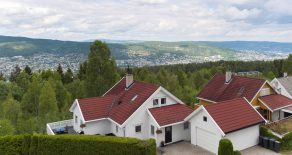 Konnerud/Drammen – Innholdsrik enebolig over 2 plan i rolig blindvei, med fantastisk utsikt fra solrik terrasse. Boligen har egen garasje med loft, 4 soverom/gjesterom og 2 stuer. Privat hagedel. Barnevennlig.