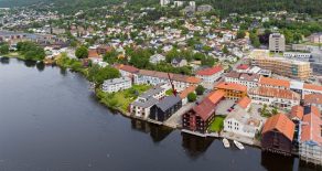 Bragernes sentralt – Totalrehabilitert, eksklusiv leilighet i en av Drammens få bevarte sjøboder. Leiligheten byr på integrert garasje, takterrasse med elveutsyn, en kombinasjon av det nostalgiske og moderne luksus og solrik beliggenhet ved elvebredden!