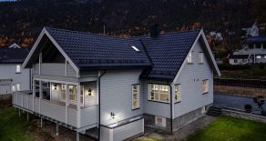 Solbergelva Sentralt/Nedre Eiker Pen familiebolig over 3 plan med garasje – 1 måls utsiktstomt – Solrik terrasse på 55 kvm – Gangavstand til skoler!