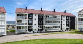 Austad/Fjell/Drammen – Pen gjennomgående 3-roms selveier med innglasset balkong – P-plass – Tilnærmet trappefri adkomst – Ypperlig utleieobjekt