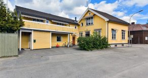 Strømsø/Drammen Hel vertikaldelt tomannsbolig o/2 plan + kjeller med carport/bakgård – Utleiedel – Gode parkeringsmuligheter – Sentralt!