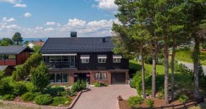 Krokstadelva / Drammen Lekker, innholdsrik enebolig med vakker hage – Integrert garasje – Stor, vestvendt terrasse – Solrikt og barnevennlig!