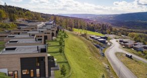 Nye lekre funkisboliger med fantastisk panoramautsikt beliggende svært solrikt! Kort reisevei til Asker/Drammen!