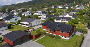 Krokstadelva Sentralt / Drammen Meget barnevennlig beliggende enebolig over 2 plan med dobbel garasje – Usjenerte uteplasser – Hage – Solrikt – Sentralt