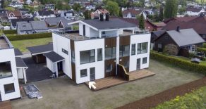 Krokstadelva/Drammen – 4 av 4 solgt! Ny bolig med stilig funkispreg o/2 plan + takterrasse, garasje og carport!